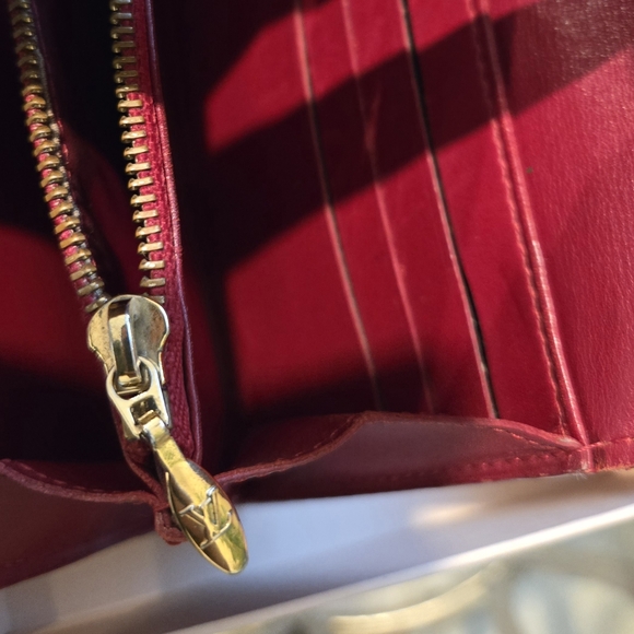 Sarah patent leather wallet Louis Vuitton With Complimentary Chain For Crossbody - Picture 6 of 15